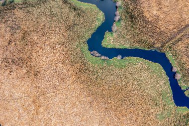 Creeslough kıyısındaki Owencarrow Nehri Donegal, İrlanda