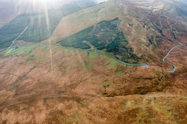 Vista aérea do R256 entre Cnoc na Laragacha e a Montanha Muckish no Condado de Donegal - Irlanda — Fotografia de Stock