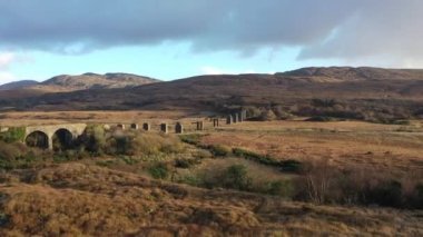Creeslough in County Donegal - İrlanda 'dan Owencarrow Demiryolu Viaduct' unun hava manzarası