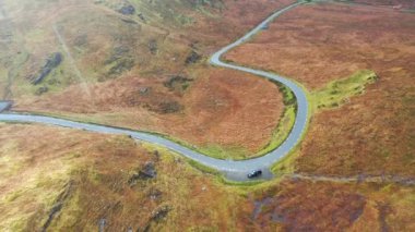 Donegal ilçesindeki Cnoc na Laragacha ile Muckish Dağı arasındaki R256 hava manzarası