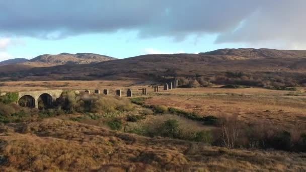 Αεροφωτογραφία του Owencarrow Railway Viaduct της Creeslough στο County Donegal - Ιρλανδία — Αρχείο Βίντεο