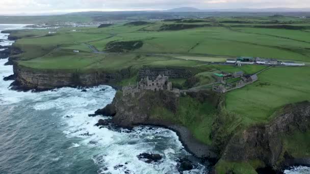 Dunluce Şatosu 'nun hava manzarası, Antrim İlçesi, Kuzey İrlanda. — Stok video