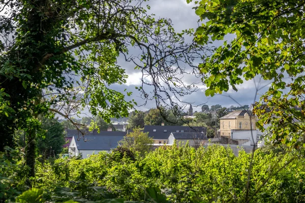 Die historische Stadt Raphoe durch die Bäume in der Grafschaft Donegal - Irland — Stockfoto