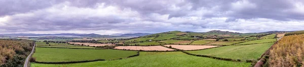 Vista real de la zona de Burt en Donegal entre el castillo y la cruz del bosque celta - Condado de Donegal, Irlanda — Foto de Stock