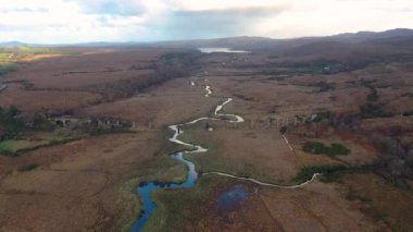 Creeslough in County Donegal - İrlanda 'dan Owencarrow Demiryolu Viaduct' unun hava manzarası