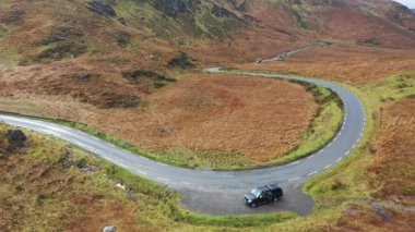 Donegal ilçesindeki Cnoc na Laragacha ile Muckish Dağı arasındaki R256 hava manzarası