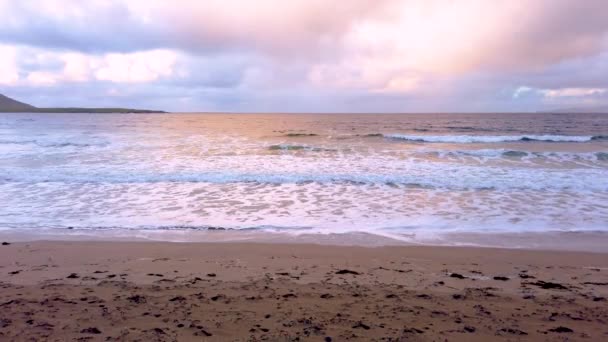 Pôr-do-sol dramático e ondas em Narin Strand por Portnoo, Condado de Donegal, Irlanda. — Vídeo de Stock