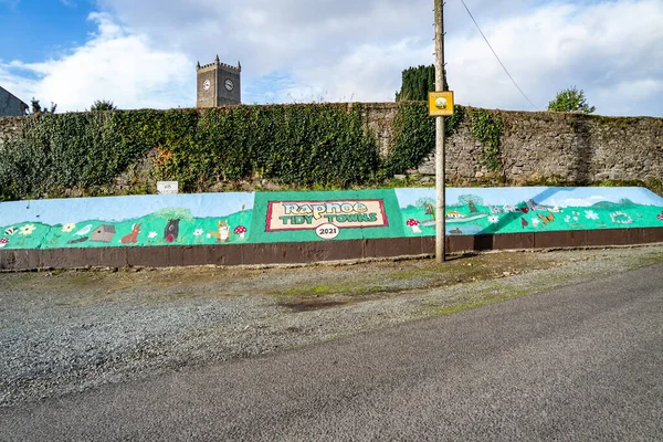 Raphoe, Ierland - 11 oktober 2021: Teken het markeren van de Raphoe Tidy Towns — Stockfoto