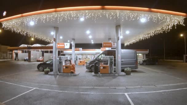 Donegal Town, Ierland - 05 december 2021: Het tankstation is druk tijdens de Covid 19 pandemie — Stockvideo