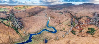 Creeslough in County Donegal - İrlanda 'dan Owencarrow Demiryolu Viaduct' unun hava manzarası