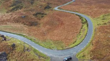 Donegal ilçesindeki Cnoc na Laragacha ile Muckish Dağı arasındaki R256 hava manzarası