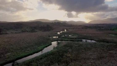 Creeslough, Donegal, İrlanda 'daki Owencarrow Nehri' nin havadan görünüşü