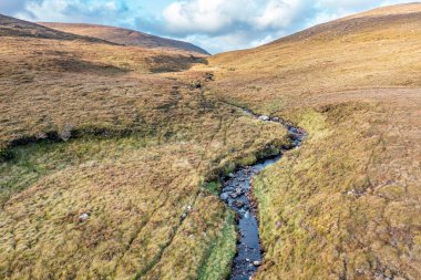 Glenveagh Ulusal Parkı 'nı çevreleyen dağlardan akan güzel bir akarsu - County Donegal, İrlanda.