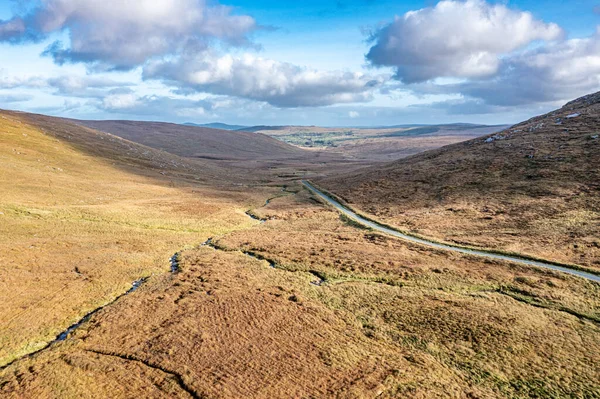 Glenveagh Ulusal Parkı 'nın yanındaki R254' ün üzerinde uçuyor - İrlanda Eyaleti Donegal,. — Stok fotoğraf