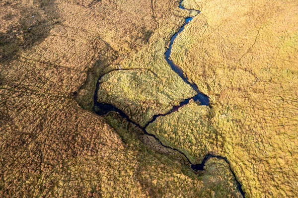 글렌 배 국립 공원 - 아일랜드의 돈갈 골 군 (郡) 을 둘러싸고 있는 산맥에서 흐르는 아름다운 물줄기. — 스톡 사진