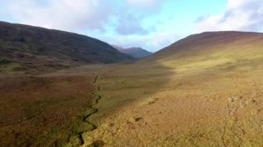 Glenveagh Ulusal Parkı 'nı çevreleyen dağlardan akan güzel bir akarsu - County Donegal, İrlanda.
