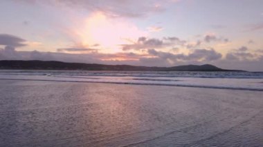 İrlanda 'daki Donegal İlçesi, Portnoo' dan Narin Caddesi 'nde dramatik günbatımı ve dalgalar.