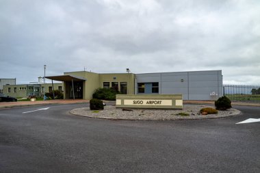 SLIGO, IRELAND - 12 Ekim 2021 Sligo havaalanı İrlanda 'nın batı kıyısında yer alan küçük bir havaalanıdır.