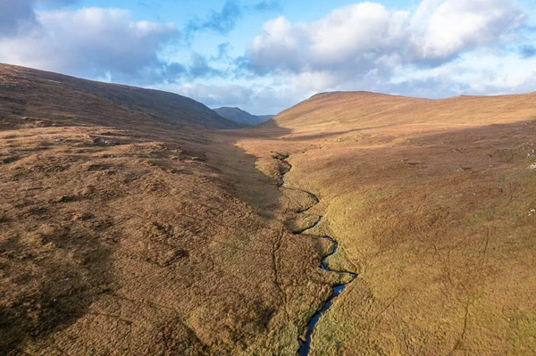 Beatiful stream som rinner från bergen kring Glenveagh National Park - County Donegal, Irland. — Stockfoto