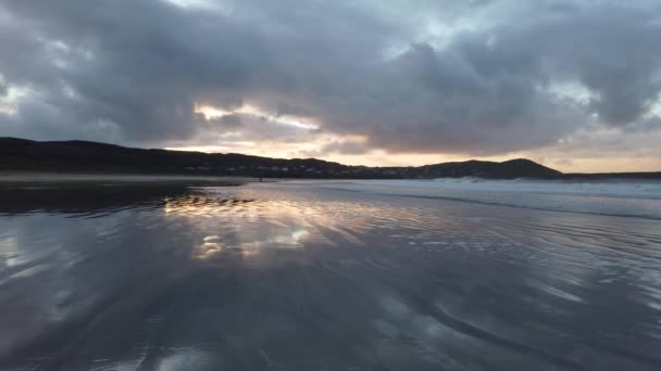 Dramatis matahari terbenam dan gelombang di Narin Strand oleh Portnoo, County Donegal di Irlandia. — Stok Video