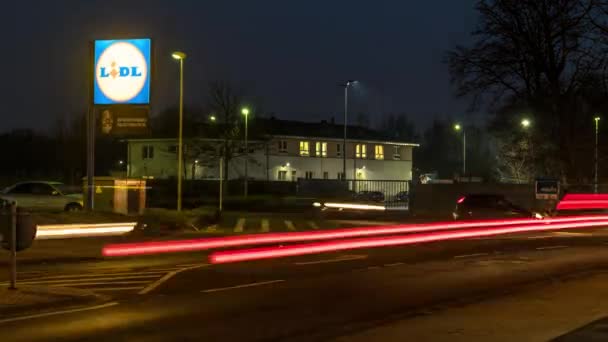 MOERS, GERMANIA - 05 DICEMBRE 2016: Auto che passano davanti al supermercato — Video Stock