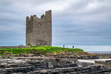 Easky Rıhtımı 'ndaki Rossle Kalesi, Sligo İlçesi - İrlanda Cumhuriyeti.