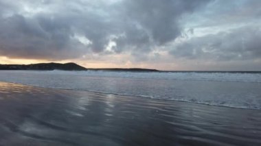 İrlanda 'daki Donegal İlçesi, Portnoo' dan Narin Caddesi 'nde dramatik günbatımı ve dalgalar.