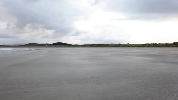Tramore Beach por la mañana, Condado de Donegal, Irlanda — Vídeo de stock