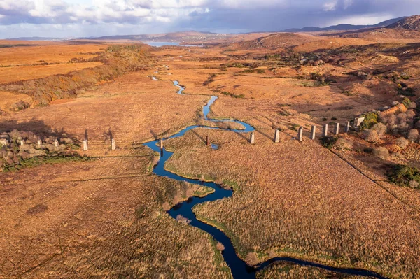 Luftaufnahme des Owencarrow-Eisenbahnviadukts bei Creeslough in der Grafschaft Donegal - Irland — Stockfoto