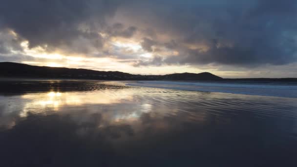 Puesta de sol dramática y olas en Narin Strand por Portnoo, Condado de Donegal en Irlanda. — Vídeos de Stock
