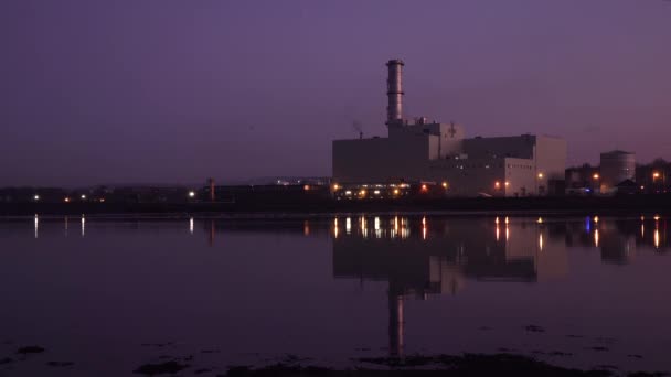 Kraftwerk zur Energieerzeugung am Ufer des River Foyle in der Nähe von Derry, Nordirland — Stockvideo