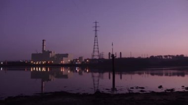 Kuzey İrlanda, Derry yakınlarındaki Foyle Nehri 'nin kıyısında enerji üreten elektrik santrali.