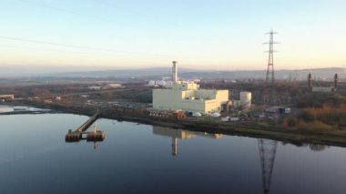 Kuzey İrlanda, Derry yakınlarındaki Foyle Nehri 'nin kıyısında enerji üreten elektrik santrali.