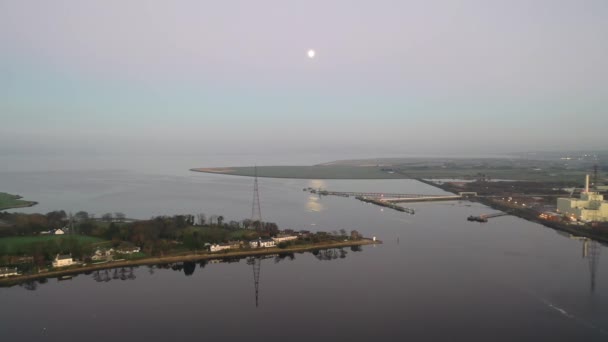 Kuzey İrlanda, Derry yakınlarındaki Culmore Point 'e doğru uçuyor. — Stok video