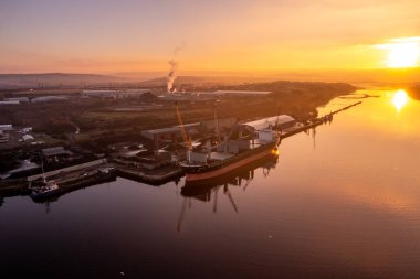 Derry Londonderry, Birleşik Krallık - 17 Aralık 2021 Kuzey İrlanda limanında yük gemisi