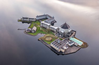 Kuzey İrlanda, Derry yakınlarındaki Foyle Nehri 'nin kıyısında enerji üreten elektrik santrali.