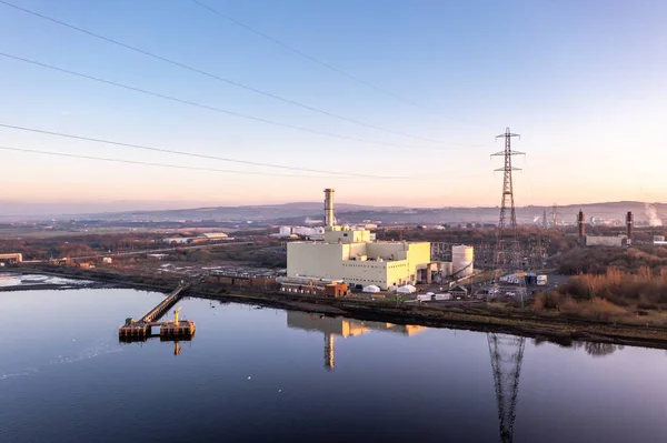 Central eléctrica que produce energía a orillas del río Foyle, cerca de Derry, Irlanda del Norte —  Fotos de Stock