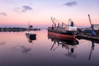 Derry Londonderry, Birleşik Krallık - 17 Aralık 2021 Kuzey İrlanda 'ya gelen kargo gemisi