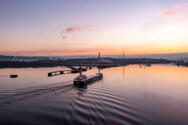 Derry Londonderry, United Kingdom- December 17 2021 : Cargo ship arriving in Northern Ireland — 图库照片