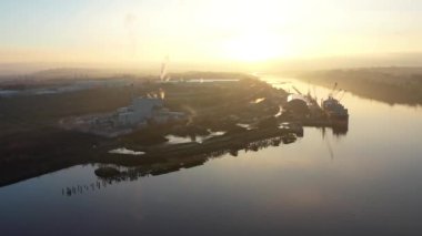 Kuzey İrlanda, Derry yakınlarındaki Culmore Point 'e doğru uçuyor.