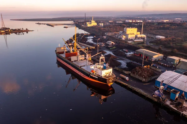 Derry Londonderry, Vereinigtes Königreich - 17. Dezember 2021: Frachtschiffverladung im Hafen in Nordirland — Stockfoto