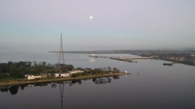 Kuzey İrlanda, Derry yakınlarındaki Culmore Point 'e doğru uçuyor.