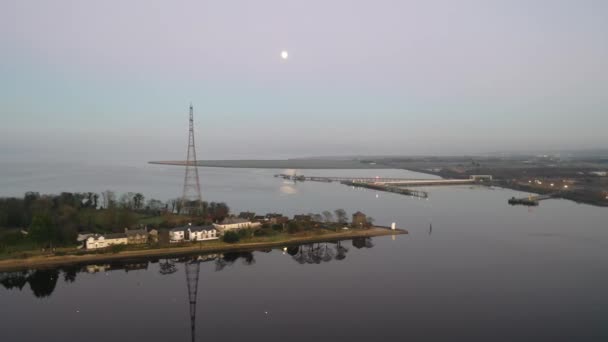 Flyg mot Culmore Point nära Derry, Nordirland — Stockvideo