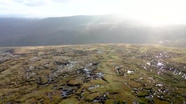 Güzel Farscallop Dağı manzarası Donegal County 'deki Staghall Dağı' na doğru ilerliyor.