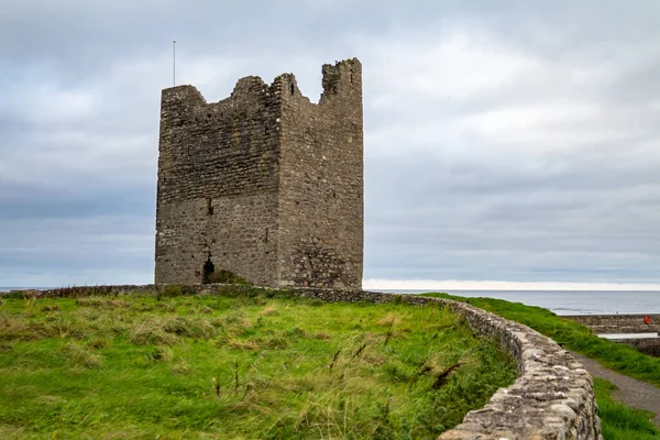 Castelo de Rossle no cais de Easky no Condado de Sligo - República da Irlanda. — Fotografia de Stock