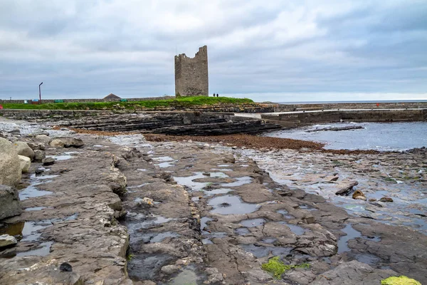 Castillo Rossle en el muelle de Easky en el Condado de Sligo - República de Irlanda. — Foto de Stock