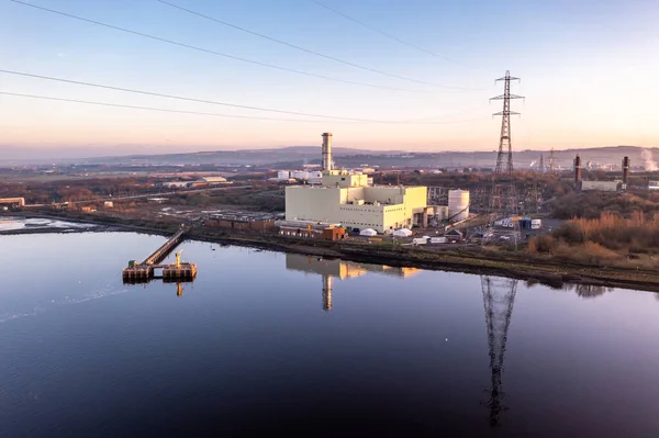 Elektriciteitscentrale die energie produceert aan de oevers van de Foyle bij Derry, Noord-Ierland — Stockfoto