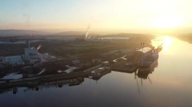 Kuzey İrlanda, Derry yakınlarındaki Culmore Point 'e doğru uçuyor.