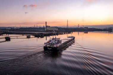 Derry Londonderry, Birleşik Krallık - 17 Aralık 2021 Kuzey İrlanda 'ya gelen kargo gemisi