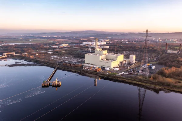 Elektriciteitscentrale die energie produceert aan de oevers van de Foyle bij Derry, Noord-Ierland — Stockfoto